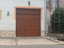 Aranytölgy szekcionált kapu személybejáró ajtóval - RM Kapu Pécs