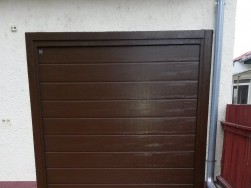 LPU42 M-bordás barna szekcionált kapu nyílásba építve - RM Kapu Pécs
